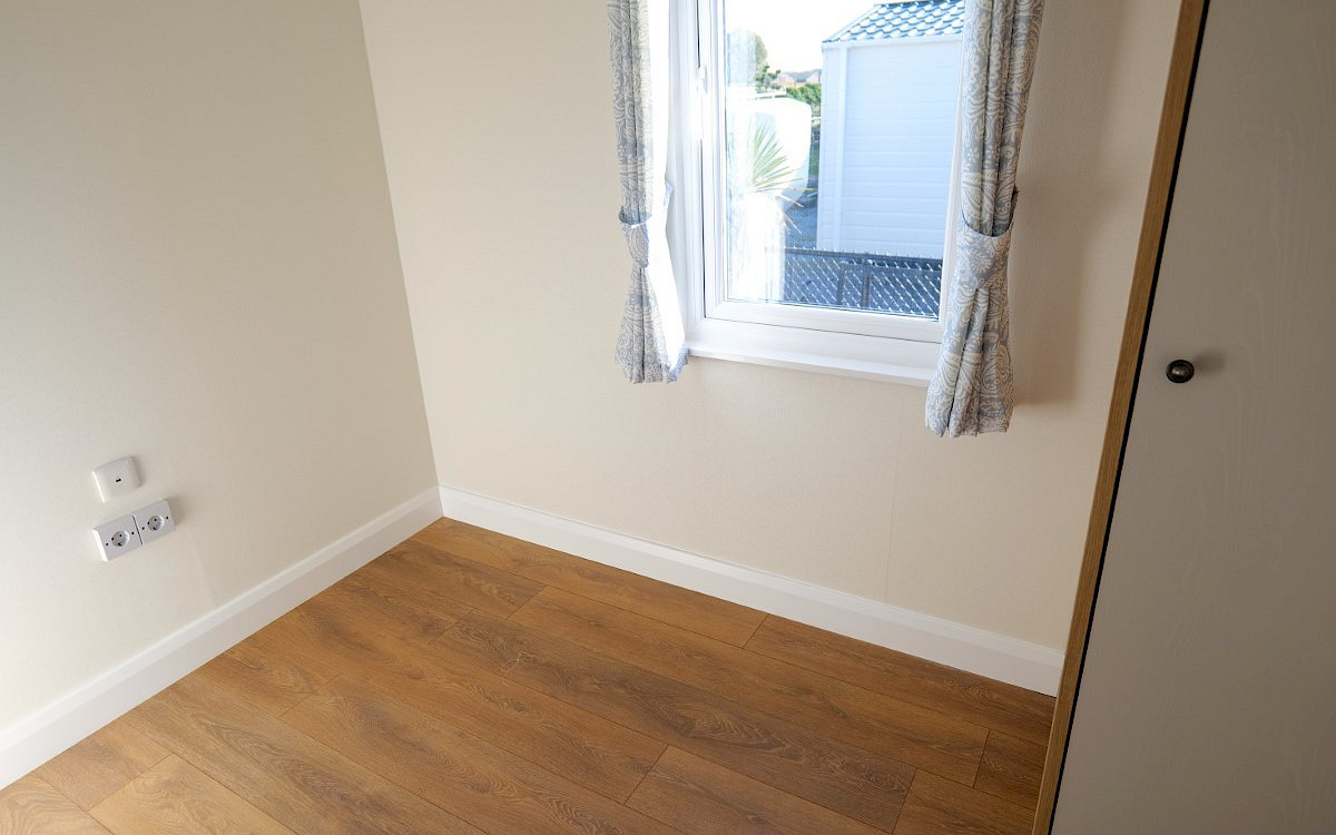 Acorn Chalet 1200 x 600